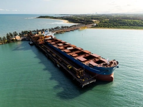 Embarque de pelotas no Porto de Ubu: Ao longo do ano 140 navios passaram pelo terminal portuário próprio da Samarco. Crédito: Divulgação