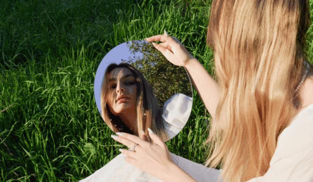 Spray de chá de camomila clareia e ilumina cabelos loiros, restaurando o brilho natural e eliminando o tom esverdeado do verão