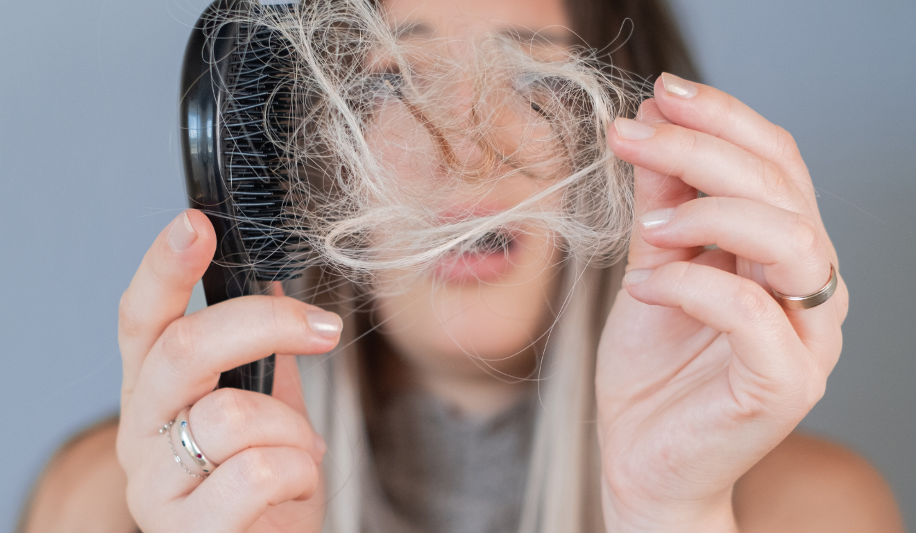 Tinta popular para dar fim ao grisalho/Canva Tinta popular para dar fim ao grisalho/Canva