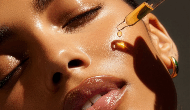 O óleo de rosa mosqueta ajuda a suavizar rugas, combater manchas e melhorar a aparência geral da pele, proporcionando um aspecto saudável e rejuvenescido/Canva