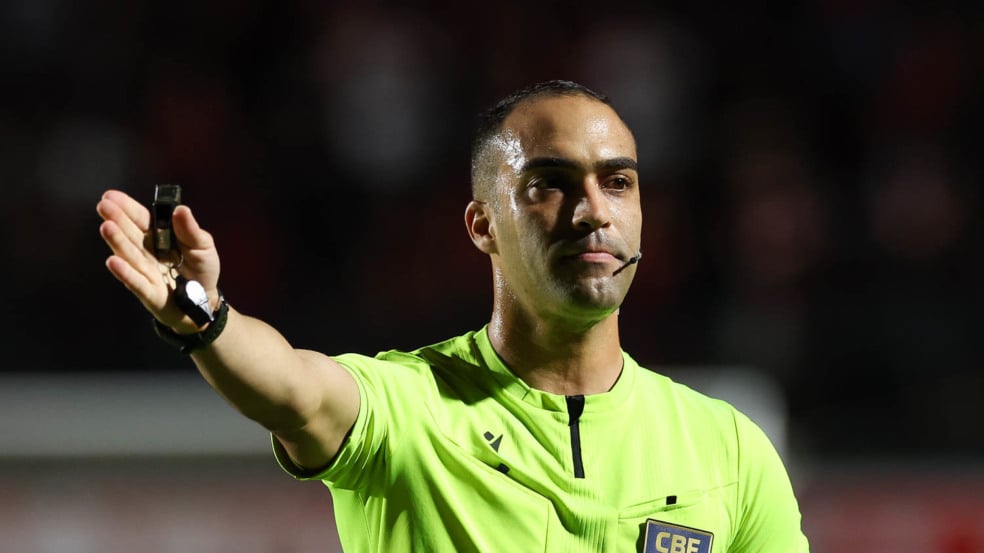 Campeonato Brasileiro: Vitória x Palmeiras (03/08/2025) O árbitro Davi De Oliveira Lacerda, do jogo entre as equipes da SE Palmeiras e EC Vitória, durante partida válida pela décima oitava rodada, do Campeonato Brasileiro, Série A, no Estádio Barradão. (Foto: Cesar Greco/Palmeiras/by Canon) Campeonato Brasileiro: Vitória x Palmeiras (03/08/2025) O árbitro Davi De Oliveira Lacerda, do jogo entre as equipes da SE Palmeiras e EC Vitória, durante partida válida pela décima oitava rodada, do Campeonato Brasileiro, Série A, no Estádio Barradão. (Foto: Cesar Greco/Palmeiras/by Canon)