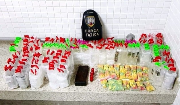 Foram apreendidos 266 unidades de lança-perfume, 1.250 comprimidos de ecstasy, um carregador de calibre 12 com três munições intactas e um celular. Foto: Divulgação/PM