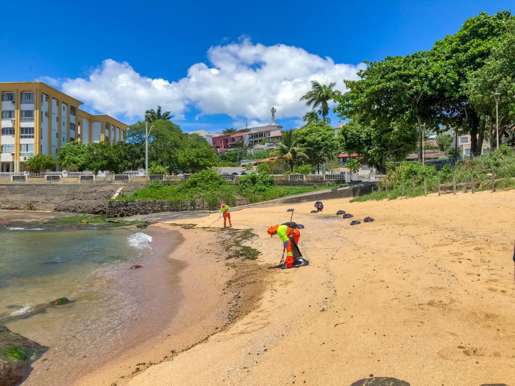 Na imagem, a limpeza pública acaba retirando conchas da areia da praia (que chegaram lá naturalmente) de forma não intencional. É preciso tomar mais cuidado com essa questão.
