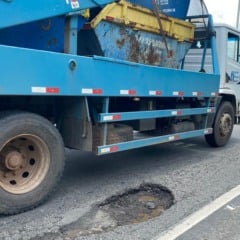 Especial, buracos na rodovia do contorno (trecho sentido Serra X Cariacica, nas proximidades do terminal de cargas TIMS)