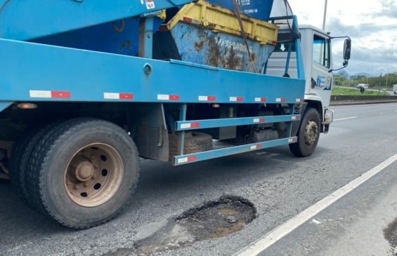 Especial, buracos na rodovia do contorno (trecho sentido Serra X Cariacica, nas proximidades do terminal de cargas TIMS)