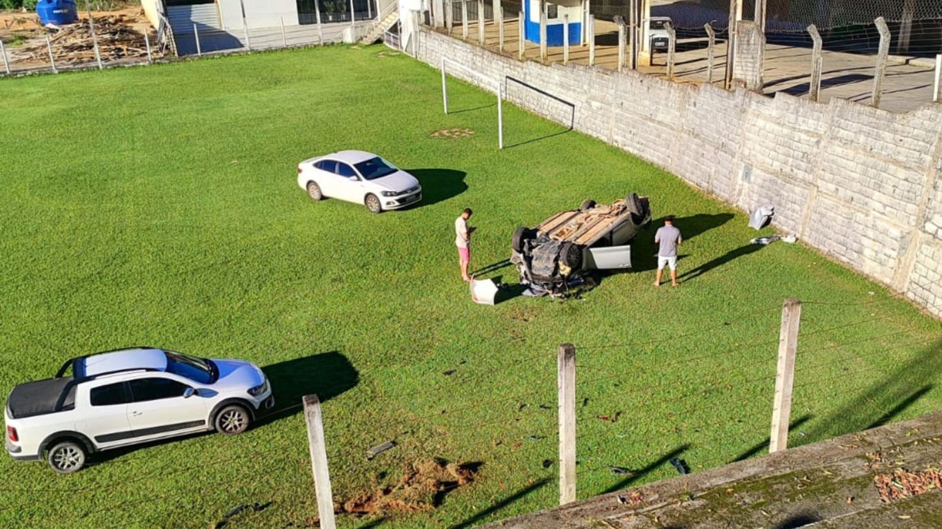 Carro capota em Vargem Alta (Foto/reprodução: TV Vitória)