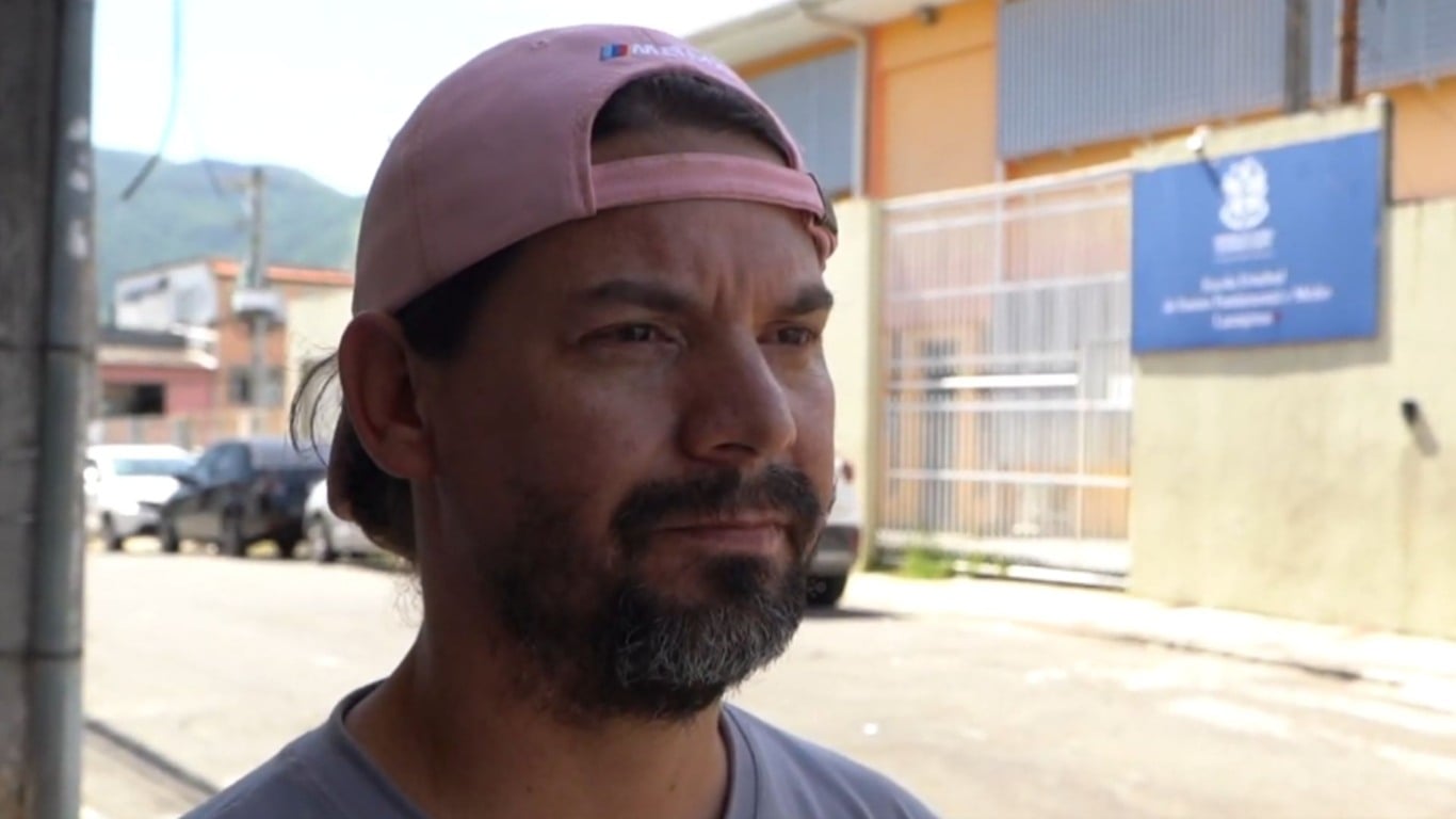 Huanderson Depiante, líder comunitário, explica como funcionam as solicitações na Serra (Foto/reprodução: TV Vitória)