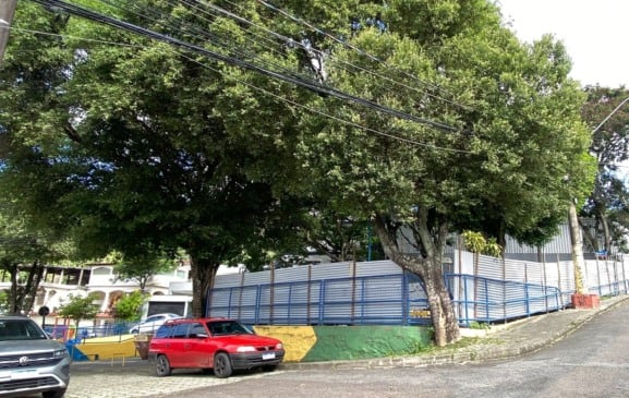 Reforma na Praça Flamboyant, no bairro Universitário, em Vitória, levanta debate entre moradores. Foto: Thiago Soares/Folha Vitória.