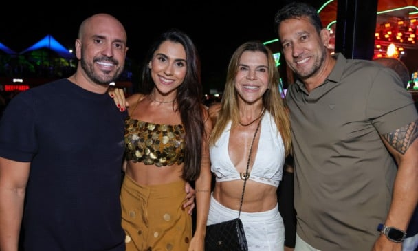 No clima de Ano Novo casais apaixonados dançam coladinhos ao som de Gusttavo Lima