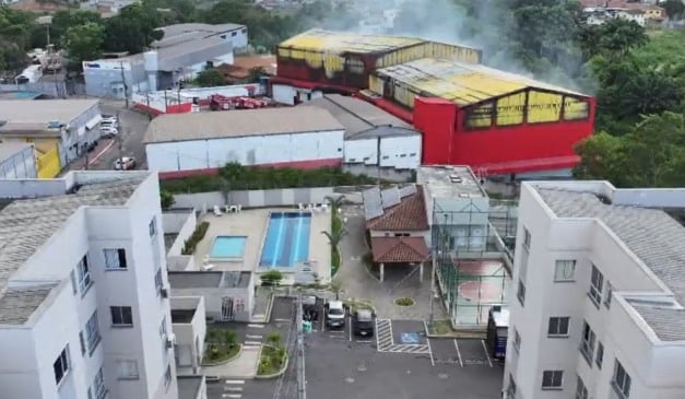 Frigorífico na Serra foi completamente destruído pelo fogo. Foto: Thiago Soares/Folha Vitória