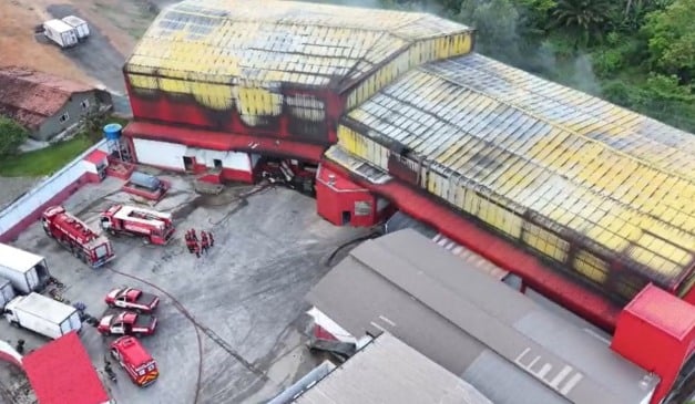 Frigorífico Saboratta na Serra foi atingido por incêndio. Foto: Thiago Soares/Folha Vitória