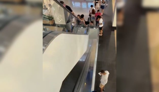 Clientes observam fumaça subindo durante incêndio no Shopping Tijuca. Nas redes sociais, consumidores reclamaram da demora na evacuação do prédio e da ausência de alarme sonoro. Foto: Reprodução/X/@eduaardojunio