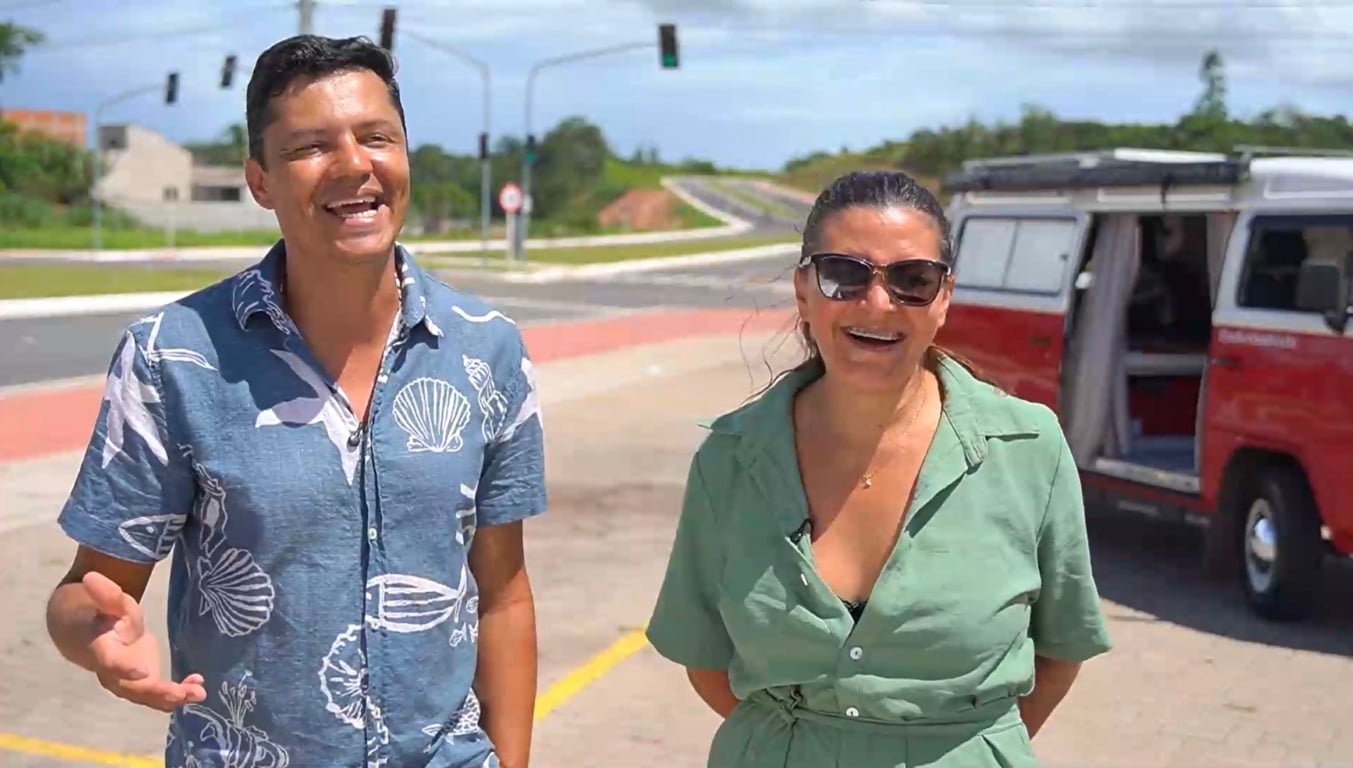 Helcio Viana e a esposa, Lu Viana, moradores da Serra, viajam de Kombi pelo ES