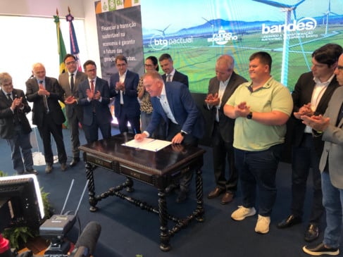 Governador Renato Casagrande assina início da operação do Fundo Capixaba de Descarbonização em cerimônia no Palácio Anchieta: Metas de reduzir a zero emissão de carbono no ES até 2025. Crédito: Edu Kopernick