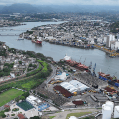 Imagem a&eacute;rea do Porto de Capuaba e a regi&atilde;o de Paul. No canto inferior direito, &eacute; poss&iacute;vel ver os tanques do Morro do Atalaia. Foto: Thiago Soares/Folha Vit&oacute;ria