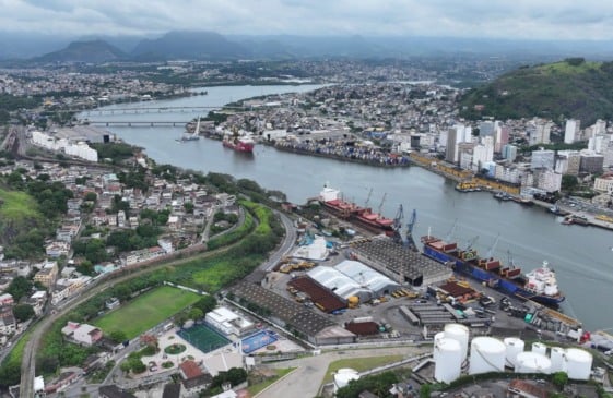 Imagem aérea do porto de Capuaba e a região de Paul