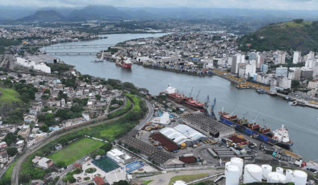 Imagem aérea do Porto de Capuaba e a região de Paul. No canto inferior direito, é possível ver os tanques do Morro do Atalaia. Foto: Thiago Soares/Folha Vitória