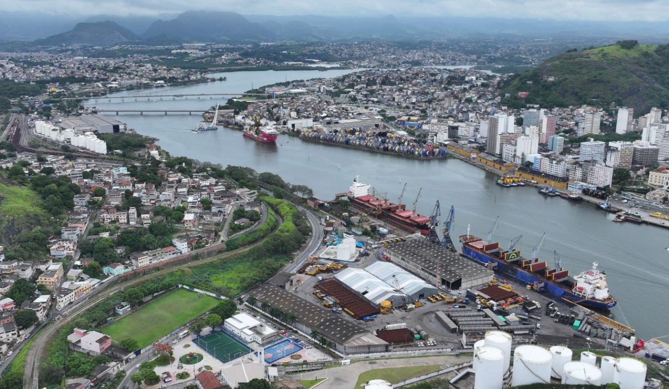 Imagem aérea do Porto de Capuaba e a região de Paul. No canto inferior direito, é possível ver os tanques do Morro do Atalaia. Foto: Thiago Soares/Folha Vitória Imagem aérea do Porto de Capuaba e a região de Paul. No canto inferior direito, é possível ver os tanques do Morro do Atalaia. Foto: Thiago Soares/Folha Vitória