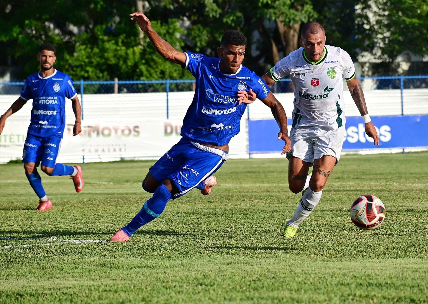 Patrick do Vitória FC em disputa de bola Patrick do Vitória FC em disputa de bola