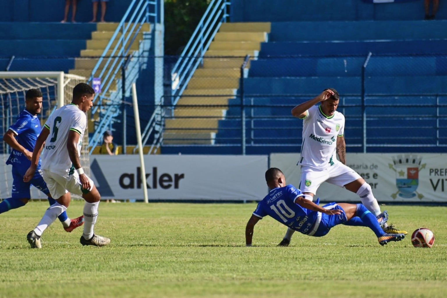 Carlor Vitor do Vitória FC em disputa de bola Carlor Vitor do Vitória FC em disputa de bola