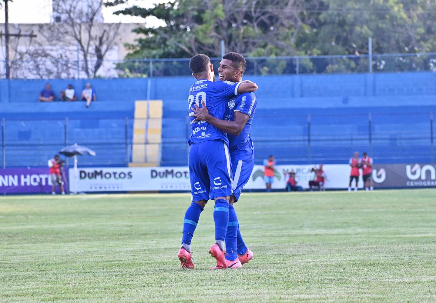 Patrick comemorando o gol do Vitória FC com Tonoli Patrick comemorando o gol do Vitória FC com Tonoli