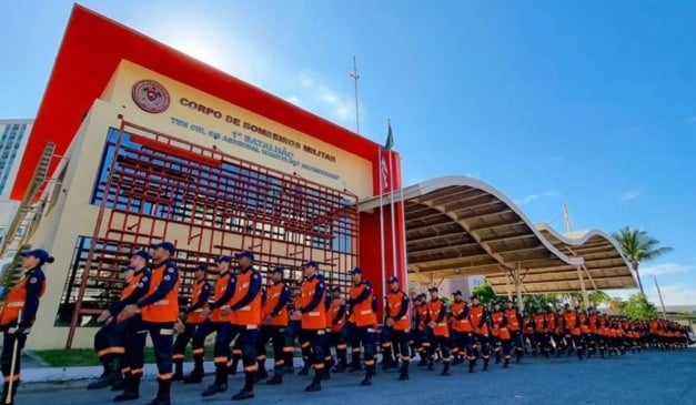 Militares do Corpo de Bombeiros do ES durante marcha