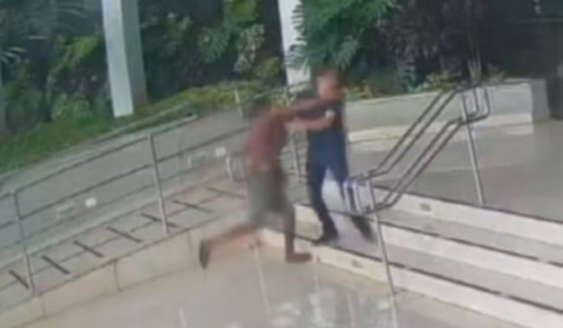 Momento em que a vítima foi agredida Foto: Câmera de segurança