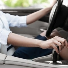 Motorista em carro com c&acirc;mbio autom&aacute;tico