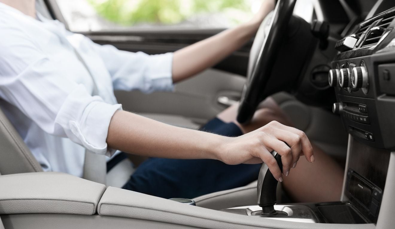Motorista em carro com câmbio automático Motorista em carro com câmbio automático