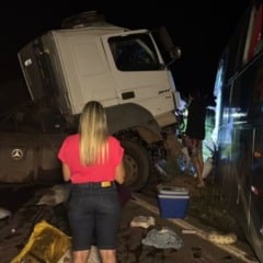 &Ocirc;nibus de turismo sofre acidente em MG