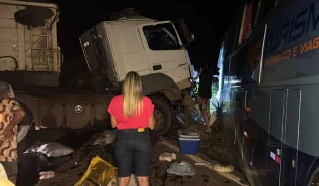 Ônibus de turismo sofre acidente em MG