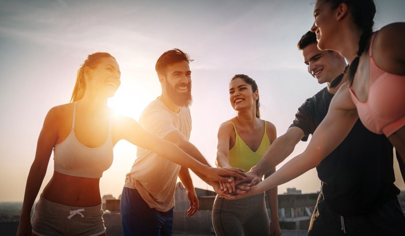 Pessoas fazem atividade física ao ar livre Pessoas fazem atividade física ao ar livre