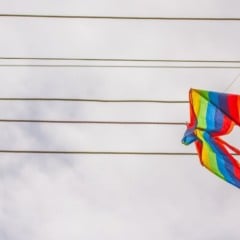 Pipa presa em cabos el&eacute;tricos