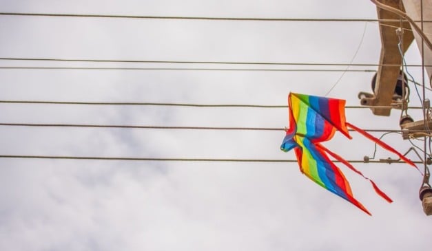 Pipa presa em cabos elétricos