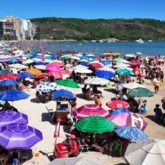 Praia do Morro em Guarapari: O m&ecirc;s de outubro de 2025 registrou recorde hist&oacute;rico, com faturamento de R$ 19,4 bi, um crescimento de 6,5% em rela&ccedil;&atilde;o a 2024. Foto: Thiago Soares/Folha Vit&oacute;ria