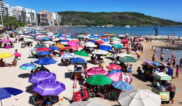 Praia do Morro em Guarapari: O mês de outubro de 2025 registrou recorde histórico, com faturamento de R$ 19,4 bi, um crescimento de 6,5% em relação a 2024. Foto: Thiago Soares/Folha Vitória