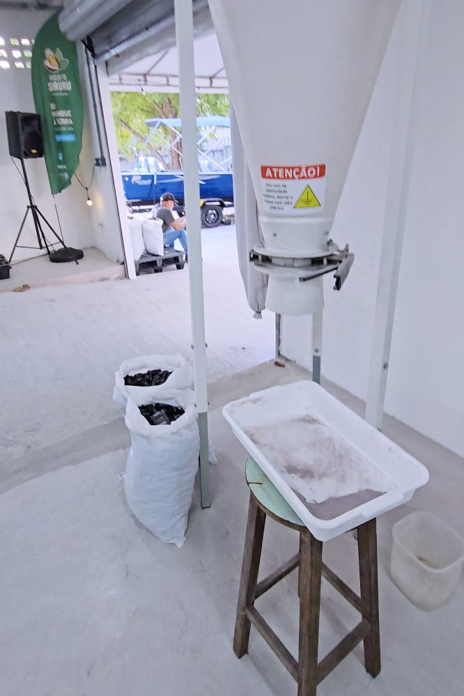 Nas imagens, os registros foram feitos durante visita ao Projeto Sururu. Na primeira foto, uma das máquinas de beneficiamento do Sururu para tornar-se um ótimo insumo agrícola. Nas imagens, os registros foram feitos durante visita ao Projeto Sururu. Na primeira foto, uma das máquinas de beneficiamento do Sururu para tornar-se um ótimo insumo agrícola.