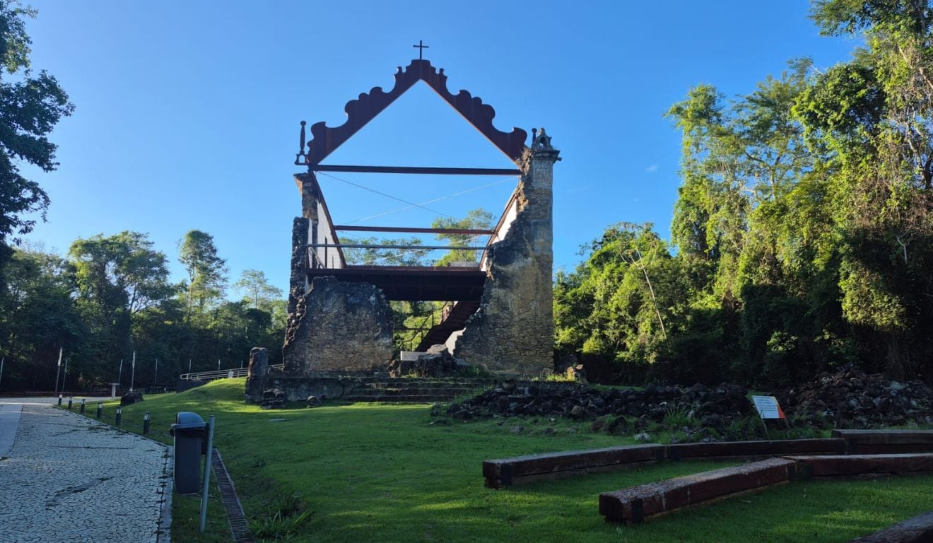 Ruínas da Igreja de Queimado, na Serra