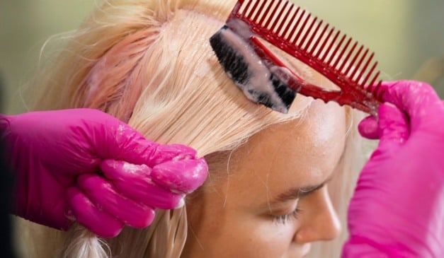 Sem química e sem tinta: 5 chás que ajudam a escurecer o cabelo