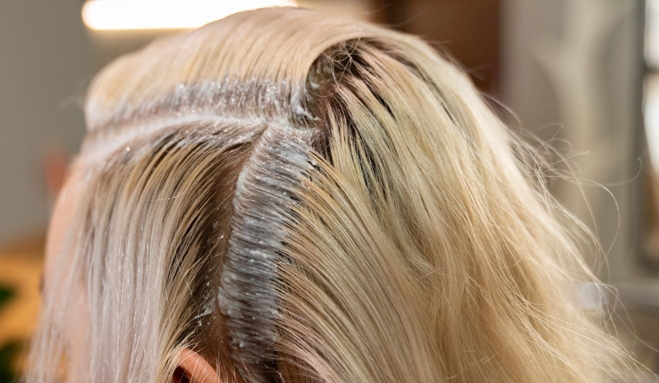 Sem química pesada: tinta natural disfarça fios brancos e traz brilho Sem química pesada: tinta natural disfarça fios brancos e traz brilho