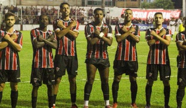 Patrick comemorando gol de pênalti