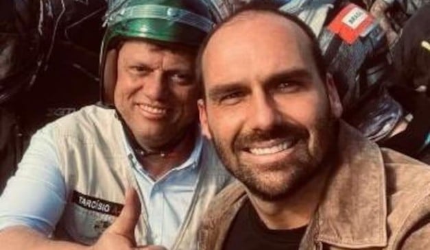 Tarcísio de Freitas ao lado de Eduardo Bolsonaro