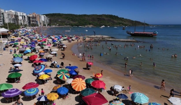 Praia do Morro em Guarapari: O governador do Espírito Santo deve anunciar um investimento para o turismo do Espírito Santo em 2026. Foto: Thiago Soares/Folha Vitória