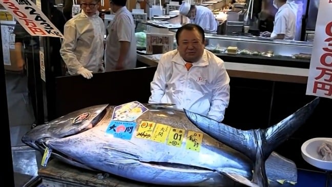 Kimura Kiyoshi, presidente de uma rede de sushis do Japão, disse que o atum gigante e com preço recorde é um amuleto de sorte. Crédito: Reprodução de TV