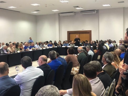 O governador Renato Casagrande falou para empresários e profissionais ligados ao turismo do Estado que investimento tem objetivo de tornar o ES conhecido e destino de visitantes de todo país. Crédito: Edu Kopernick