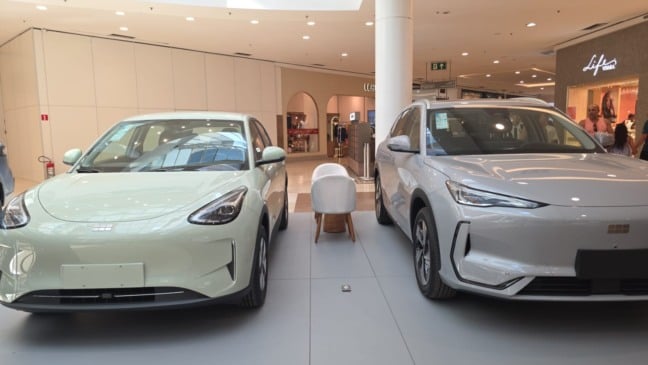 Os modelos EX2 e EX5 da Geely já estão à venda e pretendem ganhar o consumidor de carros elétricos no ES. Crédito: Divulgação