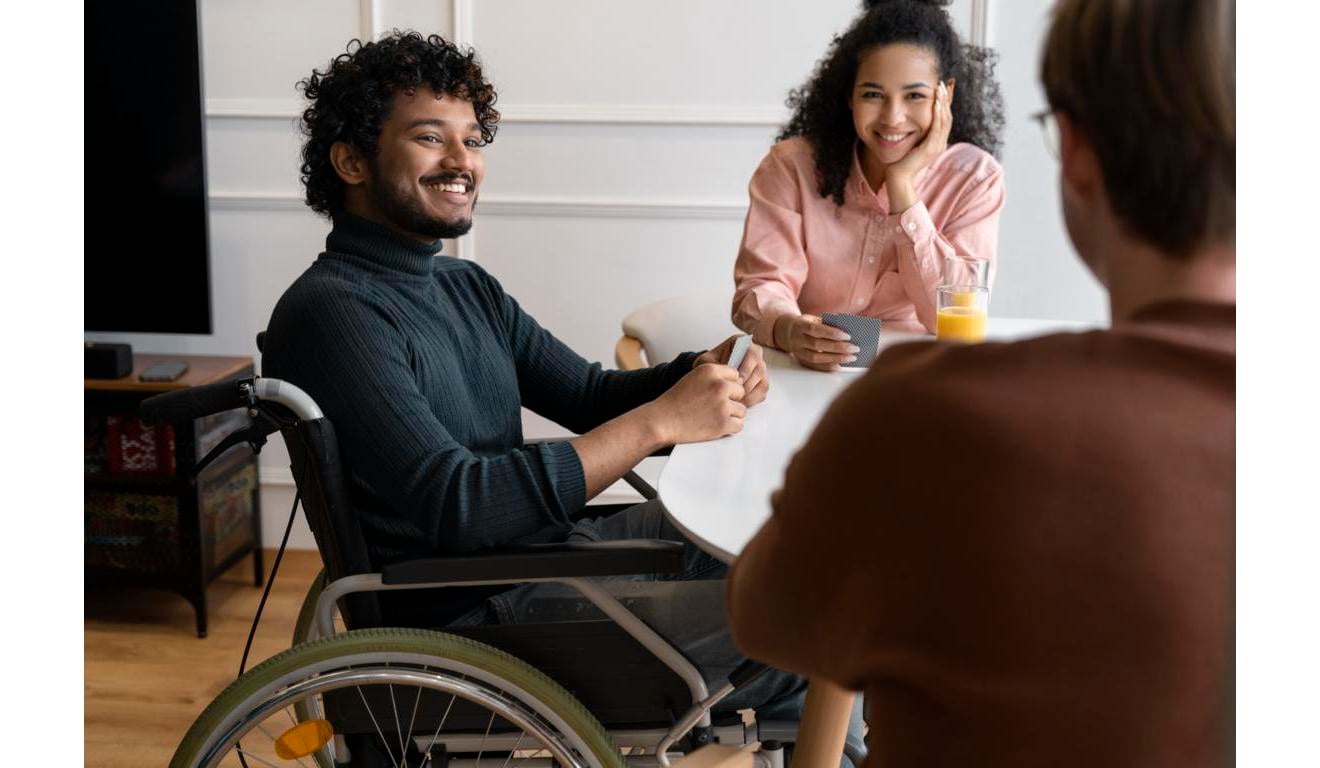 Pessoa em cadeira de rodas sorri Pessoa em cadeira de rodas sorri