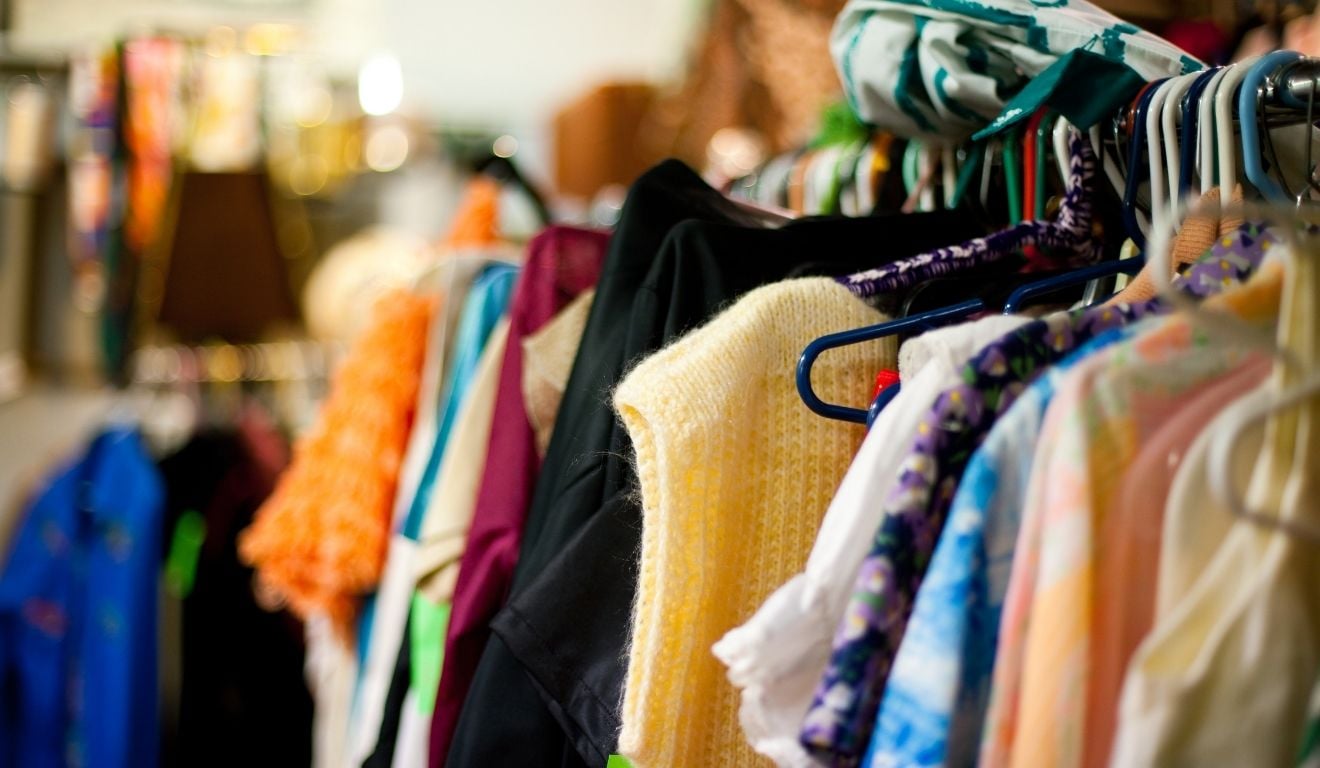 As peças seminovas ficam expostas em araras, e cada morador pode escolher livremente até três conjuntos de roupas, calçados e acessórios. Foto: Canva As peças seminovas ficam expostas em araras, e cada morador pode escolher livremente até três conjuntos de roupas, calçados e acessórios. Foto: Canva