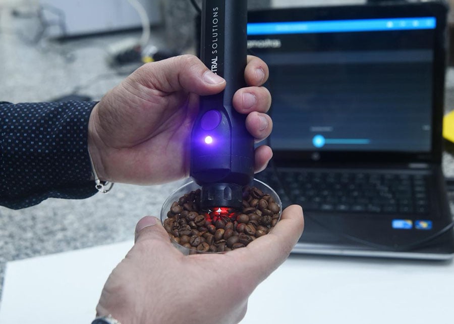 Análise dos grãos de café na versão portátil do equipamento de infravermelho próximo (NIR) Análise dos grãos de café na versão portátil do equipamento de infravermelho próximo (NIR)