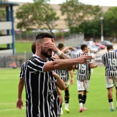Brand&atilde;o comemora o gol da vit&oacute;ria do Rio Branco (Foto: Thiago Soares/Folha Vit&oacute;ria)